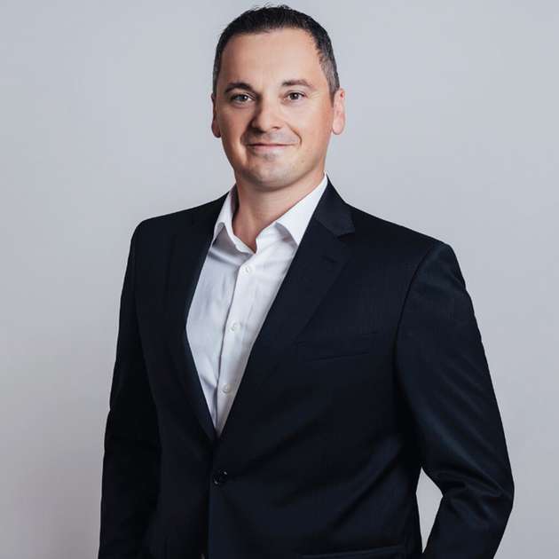 Heiko Kurtz, Sales Manager Pharma & Biotech, Bürkert Fluid Control Systems: Bürkert unterstützt seine Kunden in der Pharma- und Chemiebranche durch energieeffiziente Fluidiklösungen dabei, Produktionsprozesse nachhaltig und CO2-reduziert zu gestalten. Das geschieht in Form von drei Ansätzen: Betriebsenergie einsparen, Materialeinsatz senken sowie Produktlebenszeit verlängern. Durch intelligente und dichtschließende Regelgeräte wird der Luftverbrauch bei Regelventilen im Stillstand auf 0 l/min reduziert. Durch Materialminimierung bei Tube Valve Body wird der Energiebedarf bereits bei der Herstellung und später dann im Betrieb (zum Beispiel Reinigung und Sterilisierung) drastisch gesenkt. Die Diagnosefunktion der Ventilinsel Type 8652 AirLINE minimiert das Risiko von Leckageverlusten an Schläuchen und erhöht Prozesssicherheit und Nutzungszeit.
Halle 10,0 Stand 519 (Powtech), Halle B5, Stand 661) (Drinktec)