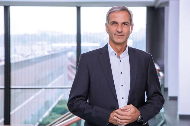 Jörg Spiekermann, Head of Sales Division Consumer Goods, Beumer Group: Die Herausforderungen beim Green Packaging liegen oft in den höheren Materialkosten, der Verfügbarkeit geeigneter Materialien und der technischen Komplexität recycelbarer Lösungen. Der Beumer stretch hood zeigt, dass Nachhaltigkeit und Wirtschaftlichkeit vereinbar sind: Er verarbeitet dünne, leistungsfähige Folien mit einem Rezyklatanteil von bis zu 30 Prozent, reduziert den Neu-Materialverbrauch und arbeitet energieeffizient, ohne Wärme oder Kühlung zu erfordern. Die Langlebigkeit unserer Anlagen – oft über 20 Jahre – sowie kontinuierliche Modernisierungen optimieren die Gesamtbetriebskosten. Durch Automatisierung entstehen Chancen, die gleichzeitig Personalengpässe lösen und die Nachhaltigkeit steigern. Wir sind überzeugt, dass Green Packaging nur funktioniert, wenn Unternehmen sich hier strategisch ausrichten und ganzheitlich denken.
Halle 9, Stand 465