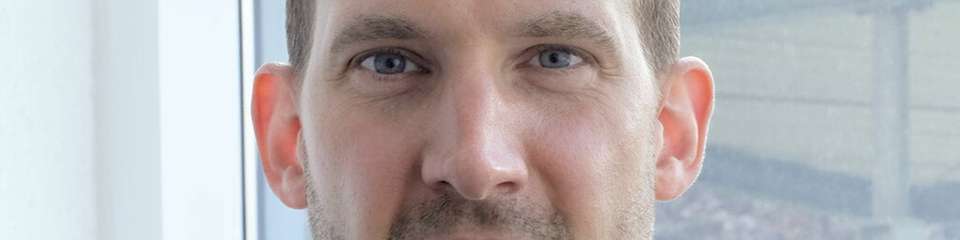 Prof. Dr. Tobias Bornemann ist bei der Continental Automotive Technologies im Bereich Autonomous Mobile Robots als Senior Product Manager beschäftigt. Dort ist er für die strategische Weiterentwicklung zukünftiger Roboterkonzepte für den Einsatz in Produktion und Intralogistik verantwortlich. Zuvor war er mehrere Jahre im Bereich der Automobilindustrie in unterschiedlichen Positionen tätig. Zusätzlich hat er eine Professur an der University of Applied Sciences Frankfurt im Bereich Produktion- und Logistik.