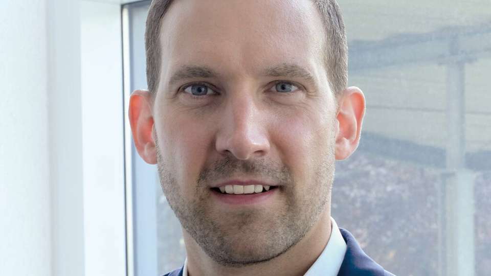 Prof. Dr. Tobias Bornemann ist bei der Continental Automotive Technologies im Bereich Autonomous Mobile Robots als Senior Product Manager beschäftigt. Dort ist er für die strategische Weiterentwicklung zukünftiger Roboterkonzepte für den Einsatz in Produktion und Intralogistik verantwortlich. Zuvor war er mehrere Jahre im Bereich der Automobilindustrie in unterschiedlichen Positionen tätig. Zusätzlich hat er eine Professur an der University of Applied Sciences Frankfurt im Bereich Produktion- und Logistik.