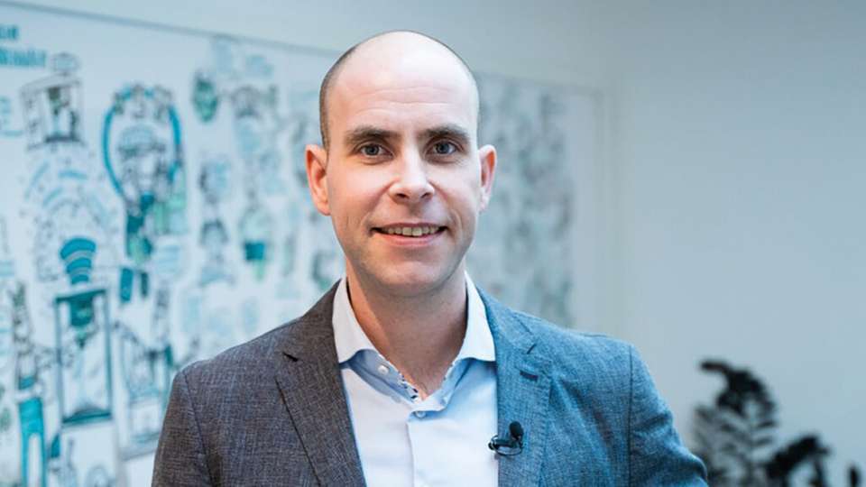 Martin Plutz ist Gründer und geschäftsführender Gesellschafter von Oculavis mit Hauptsitz in Aachen und Offices in Chicago und Shanghai. Das 2016 aus seinen Forschungsaktivitäten am Fraunhofer-Institut für Produktionstechnologie (IPT) hervorgegangene Unternehmen entwickelt mit 70 Mitarbeitern die vielfach ausgezeichnete Smart Service & CMMS Plattform Oculavis. Martin Plutz studierte Wirtschaftsingenieurwesen mit der Fachrichtung Maschinenbau an der RWTH Aachen University und ist zudem ehrenamtlich als Startup Mentor bei der RWTH Innovation engagiert.