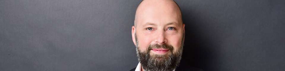 Sascha Bäcker, CDO Vinci Energies Europe East: „Nur wenn Wissen teamübergreifend geteilt wird, können sich daraus neue Ideen entwickeln, an die zuvor niemand gedacht hat. Das ist besonders für die digitale Transformation wichtig.“