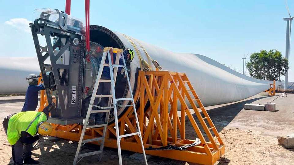 Das erste Projekt zur Wiederaufbereitung von Rotorblattwurzeln mit der Re-FIT-Methode von We4Ce und CNC Onsite wurde in einem 50-MW-Windpark in Südasien durchgeführt – ohne Transport und mit einem geschulten Kundenteam vor Ort.