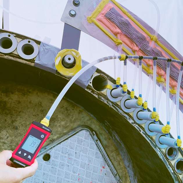 Infusion von Epoxidharz zur sicheren Fixierung der Ersatzbuchsen in der Blattwurzel – Teil der patentierten Re-FIT-Methode.