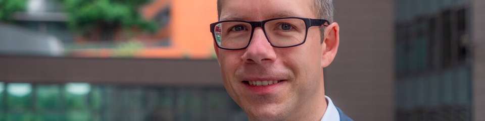 Markus Kammermeier arbeitet seit mehr als 25 Jahren in IT-, HR- und Transformationsprojekten. Außerdem gründete er sein eigenes Beratungsunternehmen, um Organisationen bei Veränderungen und Transformationen zu unterstützen. Heute arbeitet Kammermeier als Business Architect und Solution Advisor bei Workday und unterstützt Unternehmen dabei, innovative Technologien zur Bewältigung ihrer geschäftlichen Herausforderungen im Finanz- und Personalwesen einzusetzen. Außerdem ist er als Lehrbeauftragter an der Hochschule tätig.

Mit einem Hintergrund in Wirtschaftspsychologie und über 10 Jahren Erfahrung im IT-Vertrieb, unterstützt Robert Frank Unternehmen bei der Optimierung ihrer Arbeitsprozesse. Seit 2021 ist er bei Workday als Regional Sales Director für die Sektoren Manufacturing und Energy tätig und konzentriert sich auf HR- und Finanzlösungen. Sein Fokus liegt auf der Steigerung der Mitarbeiterzufriedenheit und der Verbesserung der Effizienz von Geschäftsabläufen.
