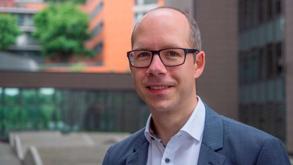 Markus Kammermeier arbeitet seit mehr als 25 Jahren in IT-, HR- und Transformationsprojekten. Außerdem gründete er sein eigenes Beratungsunternehmen, um Organisationen bei Veränderungen und Transformationen zu unterstützen. Heute arbeitet Kammermeier als Business Architect und Solution Advisor bei Workday und unterstützt Unternehmen dabei, innovative Technologien zur Bewältigung ihrer geschäftlichen Herausforderungen im Finanz- und Personalwesen einzusetzen. Außerdem ist er als Lehrbeauftragter an der Hochschule tätig.

Mit einem Hintergrund in Wirtschaftspsychologie und über 10 Jahren Erfahrung im IT-Vertrieb, unterstützt Robert Frank Unternehmen bei der Optimierung ihrer Arbeitsprozesse. Seit 2021 ist er bei Workday als Regional Sales Director für die Sektoren Manufacturing und Energy tätig und konzentriert sich auf HR- und Finanzlösungen. Sein Fokus liegt auf der Steigerung der Mitarbeiterzufriedenheit und der Verbesserung der Effizienz von Geschäftsabläufen.
