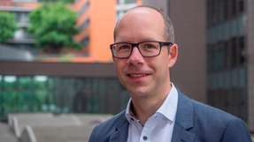 KI im HR Markus Kammermeier arbeitet seit mehr als 25 Jahren in IT-, HR- und Transformationsprojekten. Außerdem gründete er sein eigenes Beratungsunternehmen, um Organisationen bei Veränderungen und Transformationen zu unterstützen. Heute arbeitet Kammermeier als Business Architect und Solution Advisor bei Workday und unterstützt Unternehmen dabei, innovative Technologien zur Bewältigung ihrer geschäftlichen Herausforderungen im Finanz- und Personalwesen einzusetzen. Außerdem ist er als Lehrbeauftragter an der Hochschule tätig.
Mit einem Hintergrund in Wirtschaftspsychologie und über 10 Jahren Erfahrung im IT-Vertrieb, unterstützt Robert Frank Unternehmen bei der Optimierung ihrer Arbeitsprozesse. Seit 2021 ist er bei Workday als Regional Sales Director für die Sektoren Manufacturing und Energy tätig und konzentriert sich auf HR- und Finanzlösungen. Sein Fokus liegt auf der Steigerung der Mitarbeiterzufriedenheit und der Verbesserung der Effizienz von Geschäftsabläufen.