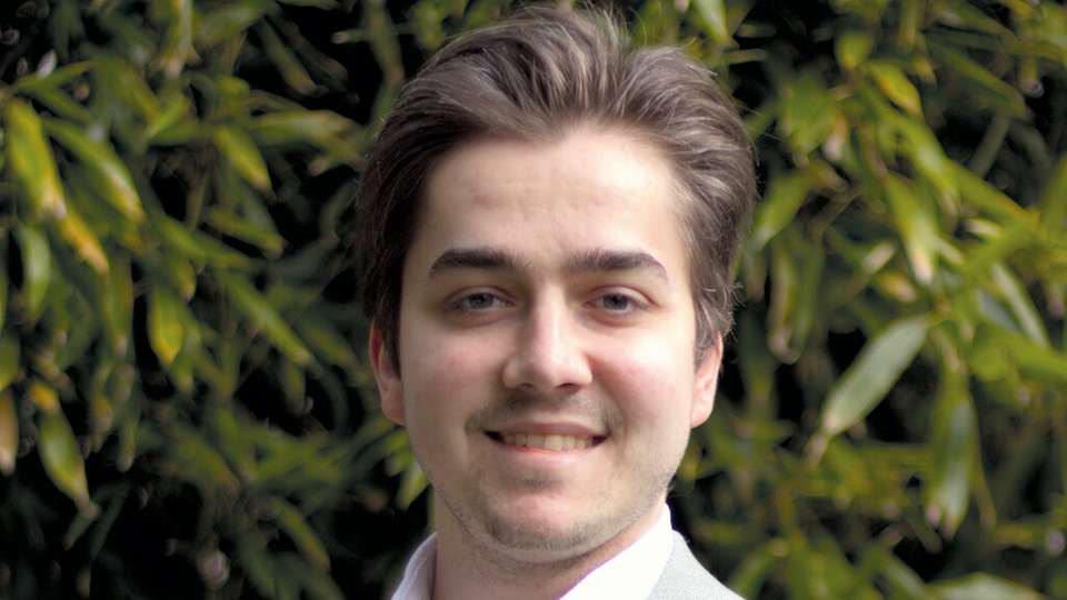 Leon Springorum ist seit 2024 Wissenschaftlicher Mitarbeiter an der Bergischen Universität Wuppertal am Lehrstuhl für Elektrische Energieversorgungstechnik, nachdem er zuvor sein Studium im Studiengang Wirtschaftingenieurwesen Energiemanagement abschloss. Seit Juni betreut er als Konsortialführung das Forschungsprojekt "FlexAqua" und verfolgt ein Promotionsvorhaben auf Basis der Forschung in diesem Projekt.