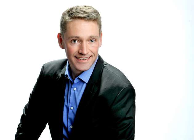 Hendrik Nieweg, Executive VP Solutions für IoT und Industrial IoT, Device Insight: Im Brownfield zählt nicht das große Digitalisierungsversprechen, sondern das, was konkret funktioniert. Unsere Erfahrung zeigt: Wer Digitalisierung als reines Technikprojekt versteht, scheitert. Wer dagegen mit einem klaren Anwendungsfall startet und dafür vorhandene Datenbestände gezielt erschließt, kann auch gewachsene Anlagen schrittweise und ohne Betriebsunterbrechung einbinden. Sensorik ist meist vorhanden, entscheidend ist die Integration in tragfähige IT- und OT-Strukturen. Bei Mineralwasserhersteller Gerolsteiner wurden Linien aus verschiedenen Baujahren so vernetzt, dass zentrale Auswertungen ohne Umrüstungen im laufenden Betrieb möglich sind. Offene Schnittstellen, skalierbare Architekturen und eine Plattform, die sich flexibel anpassen und erweitern lässt, sind die Voraussetzungen dafür, dass IIoT auch in etablierten Produktionsumgebungen gelingt und so den Weg zur Smart Factory ebnet.