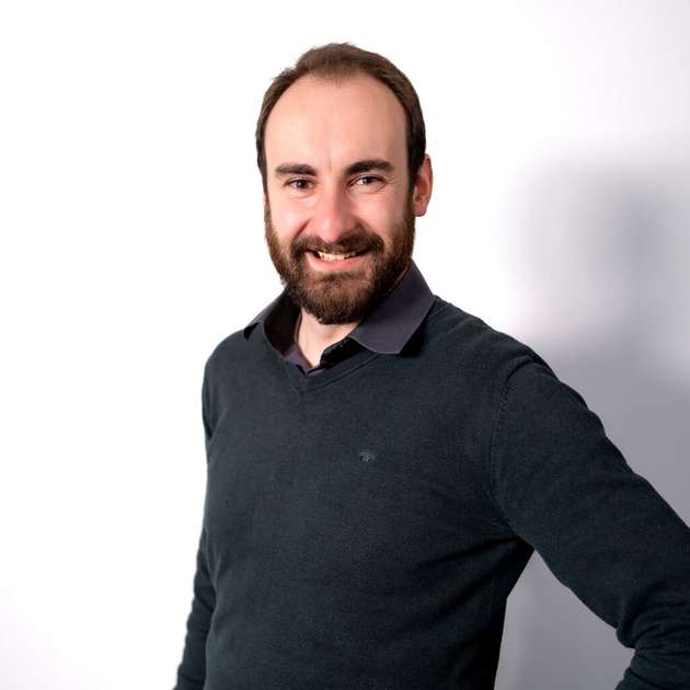 Dr. Albrecht Lottermoser, Senior Smart Factory Expert, MaibornWolff: Beim Aufbau einer Smart Factory – egal ob Greenfield oder Brownfield – müssen meist unterschiedliche Anlagen und Prozesse an die IIoT-Infrastruktur angebunden werden. Entscheidend für die digitale Transformation ist es, diese Heterogenität zu abstrahieren, Datenstrukturen möglichst früh zu normalisieren und Daten den richtigen Kontext zu geben. So können nachgelagerte Systeme die Informationen einfacher verarbeiten, meist ohne bestehende Prozesse und Systeme zu beeinflussen. MaibornWolff setzt dafür seit Jahren erfolgreich auf das Konzept des Unified Namespace: Standardisierte, kontextualisierte Daten werden eventgetrieben bereitgestellt, was eine flexible Nutzung und schnelle Umsetzung neuer Use Cases erlaubt und Vendor-Lock-in verhindert.