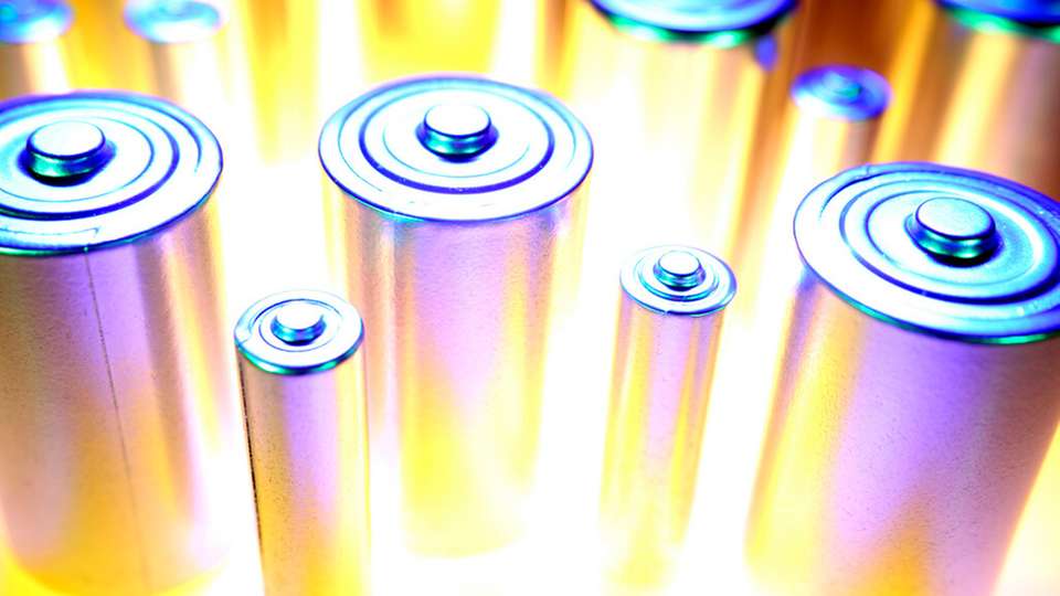 Natrium-Ionen-Batterien gelten als vielversprechende Alternative zu Lithium-Ionen-Technologien, vor allem aufgrund besserer Verfügbarkeit der Rohstoffe und potenziell geringeren Umweltwirkungen.