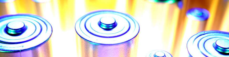 Natrium-Ionen-Batterien gelten als vielversprechende Alternative zu Lithium-Ionen-Technologien, vor allem aufgrund besserer Verfügbarkeit der Rohstoffe und potenziell geringeren Umweltwirkungen.