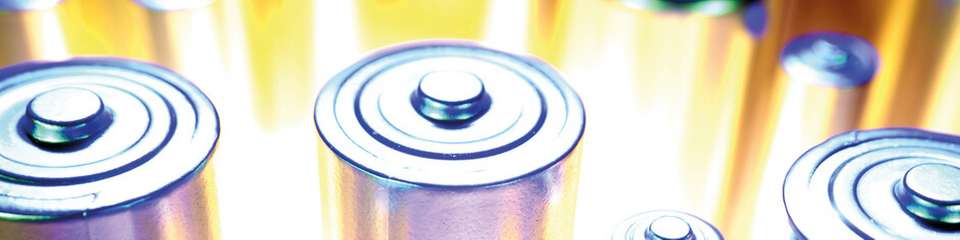 Natrium-Ionen-Batterien gelten als vielversprechende Alternative zu Lithium-Ionen-Technologien, vor allem aufgrund besserer Verfügbarkeit der Rohstoffe und potenziell geringeren Umweltwirkungen.