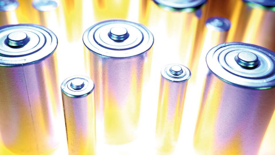 Natrium-Ionen-Batterien gelten als vielversprechende Alternative zu Lithium-Ionen-Technologien, vor allem aufgrund besserer Verfügbarkeit der Rohstoffe und potenziell geringeren Umweltwirkungen.
