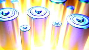 Natrium-Ionen-Batterien gelten als vielversprechende Alternative zu Lithium-Ionen-Technologien, vor allem aufgrund besserer Verfügbarkeit der Rohstoffe und potenziell geringeren Umweltwirkungen.