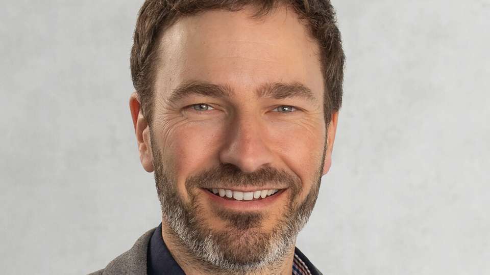 Technologien, Menschen, Politik: Smart Plastics neu gedacht  Seit 2016 ist Hermann Achenbach im Bereich Forschung und Bildung des SKZ tätig, mit dem Schwerpunkt auf Nachhaltigkeit und Kreislaufwirtschaft in der Kunststoffindustrie, seit 2019 als Leiter F&E Nachhaltigkeit und Kreislaufwirtschaft. Zuvor war er wissenschaftlicher Mitarbeiter am Thünen-Institut für Holzforschung und beschäftigte sich mit Fragen der industriellen Nachhaltigkeit in der Holzbranche. Seine wissenschaftliche Laufbahn begann an der Universität Göttingen, wo er Geographie, Geologie, Umwelt- und Ressourcenökonomie sowie Bioklimatologie studierte und anschließend zum Dr. rer. nat. in Geographie promovierte.
