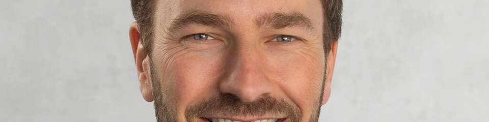 Seit 2016 ist Hermann Achenbach im Bereich Forschung und Bildung des SKZ tätig, mit dem Schwerpunkt auf Nachhaltigkeit und Kreislaufwirtschaft in der Kunststoffindustrie, seit 2019 als Leiter F&E Nachhaltigkeit und Kreislaufwirtschaft. Zuvor war er wissenschaftlicher Mitarbeiter am Thünen-Institut für Holzforschung und beschäftigte sich mit Fragen der industriellen Nachhaltigkeit in der Holzbranche. Seine wissenschaftliche Laufbahn begann an der Universität Göttingen, wo er Geographie, Geologie, Umwelt- und Ressourcenökonomie sowie Bioklimatologie studierte und anschließend zum Dr. rer. nat. in Geographie promovierte.