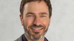 Technologien, Menschen, Politik: Smart Plastics neu gedacht  Seit 2016 ist Hermann Achenbach im Bereich Forschung und Bildung des SKZ tätig, mit dem Schwerpunkt auf Nachhaltigkeit und Kreislaufwirtschaft in der Kunststoffindustrie, seit 2019 als Leiter F&E Nachhaltigkeit und Kreislaufwirtschaft. Zuvor war er wissenschaftlicher Mitarbeiter am Thünen-Institut für Holzforschung und beschäftigte sich mit Fragen der industriellen Nachhaltigkeit in der Holzbranche. Seine wissenschaftliche Laufbahn begann an der Universität Göttingen, wo er Geographie, Geologie, Umwelt- und Ressourcenökonomie sowie Bioklimatologie studierte und anschließend zum Dr. rer. nat. in Geographie promovierte.