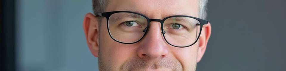 Seit 2019 ist Dr. Mathias Aschenbrenner im Vertrieb bei Flottweg als Global Head Plant Protein Solutions tätig. Zuvor war er von 2013 bis 2019 als Projektmanager Technik bei Sandoz/Novartis beschäftigt. Seine akademische Laufbahn begann mit dem Studium der Lebensmittelverfahrenstechnik an der TU München Weihenstephan von 2002 bis 2008, gefolgt von einer Promotion am Lehrstuhl für Lebensmittelverfahrenstechnik an derselben Universität bei Prof. Kulozik, die er 2012 abschloss.