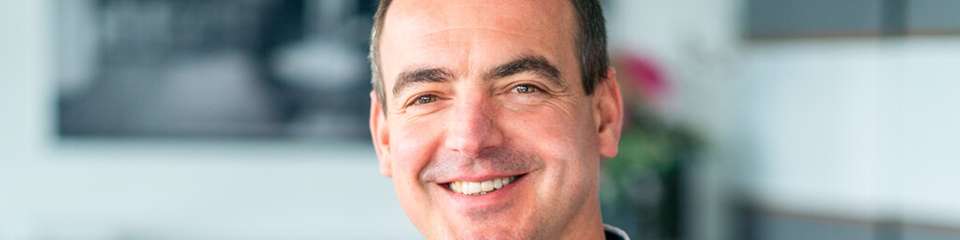Christian Reuter startete 1992 seine Ausbildung bei Harmonic Drive, einem führenden Hersteller präziser Antriebssysteme. Er durchlief Stationen als Teamleiter, Gruppen- und Abteilungsleiter sowie Vice President Production. Seit November 2024 ist er COO der Harmonic Drive. Mit Wohnsitz in Limburg verbindet ihn eine enge regionale Bindung zu dem mittelständischen Unternehmen, das für Präzision, Zuverlässigkeit und Innovation in der Antriebstechnik steht. 