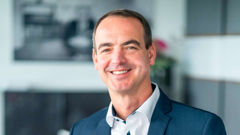 Christian Reuter startete 1992 seine Ausbildung bei Harmonic Drive, einem führenden Hersteller präziser Antriebssysteme. Er durchlief Stationen als Teamleiter, Gruppen- und Abteilungsleiter sowie Vice President Production. Seit November 2024 ist er COO der Harmonic Drive. Mit Wohnsitz in Limburg verbindet ihn eine enge regionale Bindung zu dem mittelständischen Unternehmen, das für Präzision, Zuverlässigkeit und Innovation in der Antriebstechnik steht. 