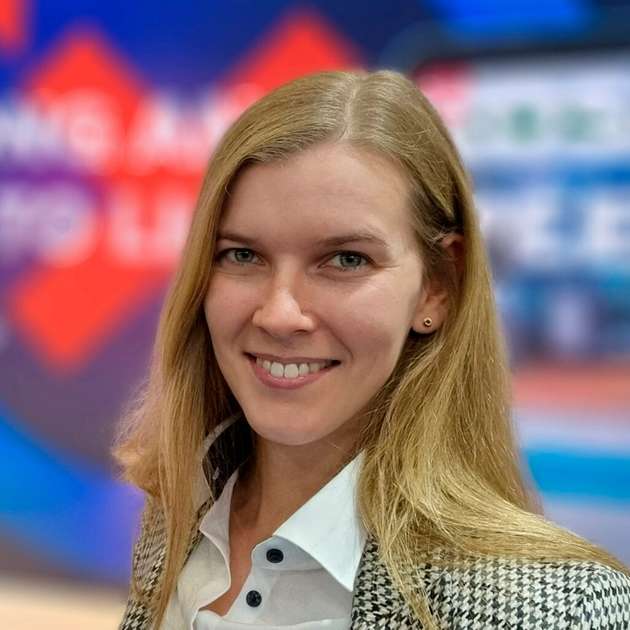 Sonja König, Business Development General Automation, Bosch Rexroth: IIoT im Brownfield gelingt nur durch eine Entkopplung von Hard- und Software. Und sie erfordert einen intelligenten Universal-Übersetzer. Dieser muss die Diversität heterogener Schnittstellen und Protokolle beherrschen, darf aber die Komplexität nicht durch viele kleine Insellösungen erhöhen. Sprachtalent, Logik, Ausfall- und Cybersicherheit sind essenziell, ebenso wie die Möglichkeit zur einfachen Erweiterbarkeit, um sich verändernde Produktionsabläufe zu ermöglichen. Hier setzt unsere Steuerungsplattform ctrlX Core an: Sie lässt sich durch Software individuell gestalten, fügt sich so perfekt in jeden Maschinenbestand ein und geht jede Weiterentwicklung mit. Mit der Automatisierungsplattform ctrlX Automation schaffen wir die erforderliche Interoperabilität. Eines der wesentlichen Alleinstellungsmerkmale ist die uneingeschränkte Offenheit des Systems. Dies gilt für die Wahl der verwendeten Standards und Schnittstellen sowie für jegliche Art der Integration von Hard- und Software.