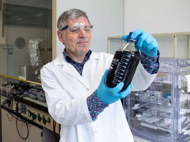 Empa-Forscher Jakob Heier mit der Drucktinte, die hochwertiges Graphen enthält – und ist trotzdem günstig herzustellen ist.