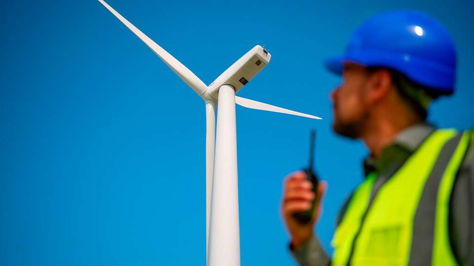 Die neu entwickelten Körperschallsensoren des Fraunhofer IIS und IWES erkennen Risse und Brüche in Rotorblättern frühzeitig und aus der Ferne.