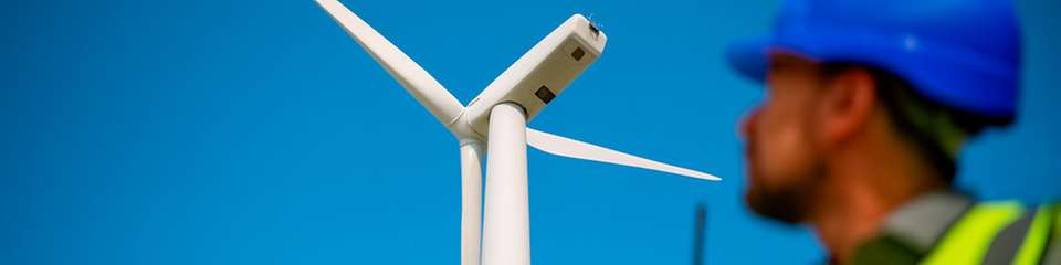 Die neu entwickelten Körperschallsensoren des Fraunhofer IIS und IWES erkennen Risse und Brüche in Rotorblättern frühzeitig und aus der Ferne.