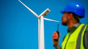 Die neu entwickelten Körperschallsensoren des Fraunhofer IIS und IWES erkennen Risse und Brüche in Rotorblättern frühzeitig und aus der Ferne.