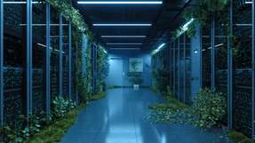 Begrünte Rechenzentren als Vision nachhaltiger Digitalisierung: Mit wachsendem Energiebedarf durch KI müssen Betreiber gezielt in Effizienzmaßnahmen, moderne Infrastruktur und Scope-3-Strategien investieren, um Klimaziele zu erreichen.