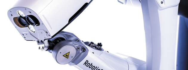 Das robotergestützte Visualisierungstool RoboticScope ermöglicht mikrochirurgisches Arbeiten in ergonomischer Haltung. Die präzise Ausrichtung des Kamerakopfes erfolgt durch das SpaceMouse Module von Megatron, mit intuitiver 3D-Steuerung und sechs Freiheitsgraden.