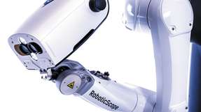 Das robotergestützte Visualisierungstool RoboticScope ermöglicht mikrochirurgisches Arbeiten in ergonomischer Haltung. Die präzise Ausrichtung des Kamerakopfes erfolgt durch das SpaceMouse Module von Megatron, mit intuitiver 3D-Steuerung und sechs Freiheitsgraden.