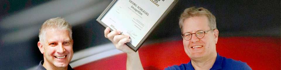 Wolfgang Weber (links) und Christoph Schlegel, Geschäftsführer von Schlegel, freuen sich über den German Brand Award für den neuen Unternehmensfilm.