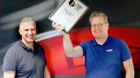 Wolfgang Weber (links) und Christoph Schlegel, Geschäftsführer von Schlegel, freuen sich über den German Brand Award für den neuen Unternehmensfilm.
