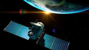Perowskit-Solarzellen könnten durch neue Schutzbeschichtungen künftig auch unter harschen Bedingungen im All eingesetzt werden, wie etwa auf Satelliten im erdnahen Orbit. Forschende testeten eine Lösung, die 20 Jahre Weltraumstrahlung simuliert.