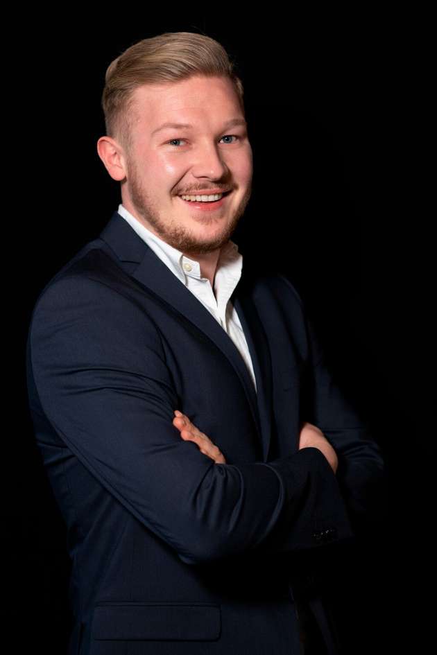 Marco Bulacher, Market Manager, HMS Networks: Für die erfolgreiche IIoT-Integration in bestehenden Industrieanlagen ist „Ease of Use“ entscheidend. Dies bedeutet eine schnelle, unkomplizierte Anbindung über gängige SPS-Treiber. Integrierte Konnektoren sind unerlässlich, um Daten northbound sicher und konsistent zu übertragen. Ein weiterer entscheidender Aspekt ist die Notwendigkeit einer Konfigurationsebene, die aufwendige Programmierung und den damit verbundenen Wartungsaufwand erheblich minimiert. So lassen sich „Quick Wins“ rasch erzielen. Basierend darauf kann die Lösung schrittweise auf den gesamten Maschinenpark und neue Anwendungsfälle skaliert werden. Die Offenheit des Systems bleibt dabei zentral, um Vendor Lock-in zu vermeiden und maximale Flexibilität zu garantieren.