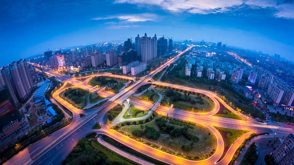 Elektromobilität stellt hohe Anforderungen an elektronische Komponenten – gefragt sind leistungsstarke, zuverlässige und effiziente Systeme, die sich reibungslos in moderne E-Fahrzeuge integrieren lassen.