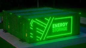 Die effiziente Nutzung von Elektrolyseuren und Batteriespeichern beeinflusst die Energiewende-Kosten maßgeblich, um Energieschwankungen auszugleichen.