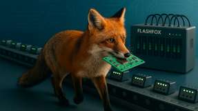 Göpel Electronic hat den FlashFOX flexibel skalierbar gestaltet: Mehrere 4- oder 8-Kanal-Programmer lassen sich kombinieren, sodass bis zu 32 oder mehr parallele Kanäle möglich sind.