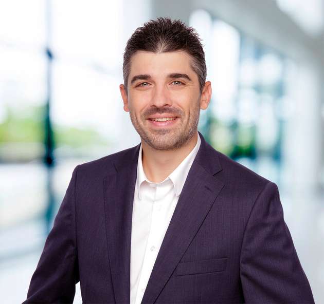 Christoph Rose, Product Manager Cloud & Software, Turck: Mit unserem breiten Portfolio – von smarten Sensoren über I/O-Lösungen bis zu Edge Devices – und der Turck Automation Suite TAS bieten wir ein modulares IIoT-Ökosystem, mit dem Anwender flexibel, sicher und ohne Vendor Lock-In ihre Brownfield-Anlagen schrittweise digitalisieren können. Selbst in heterogenen Anlagenstrukturen sind dank TAS-Desktop-Inbetriebnahme, Verwaltung und Diagnose von Turck-Geräten im Feld ein Klacks. Mit Edge-Controllern wie dem TX800, den IP67-I/O-Modulen der TBEN-Serie oder mit TAS Edge lassen sich Daten direkt an der Maschine erfassen, vorverarbeiten und über offene Protokolle wie MQTT oder OPC UA an beliebige Endstellen weitergeben. Mit TAS Cloud können die Daten zur Zustandsüberwachung ausgewertet werden, mittels Remote-Zugriff können Anwender korrigierend eingreifen.