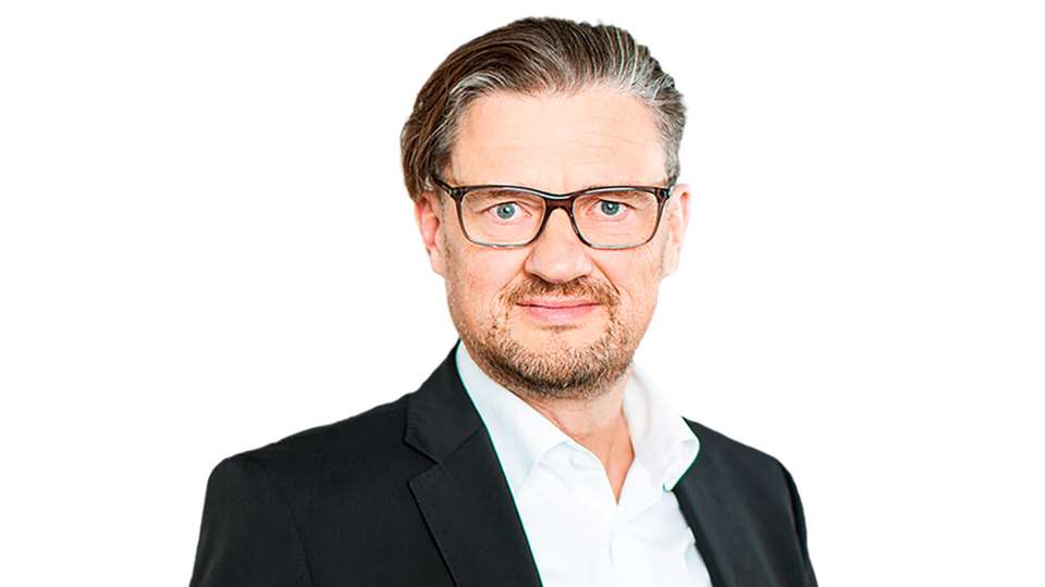 Dr. Markus Müller ist Managing Director Industry Germany bei GFT Technologies und verantwortet die Umsetzung von Softwarelösungen und -dienstleistungen für Kunden aus Branchen wie Automobil, Fertigung und Energie. Mit über 20 Jahren Erfahrung im Softwareprojekt- und IT-Management sowie einer PMP-Zertifizierung hat er zahlreiche komplexe Großprojekte in den Bereichen digitale Transformation, Cloud-Migration und Datenanalyse erfolgreich geleitet. Der promovierte Physiker mit Abschluss der Universität Stuttgart bringt fundiertes technisches Know-how mit und treibt als Führungskraft Innovation, Kundenzufriedenheit und Teamarbeit voran.