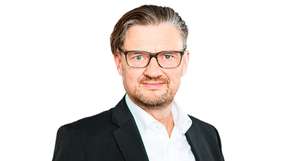 Dr. Markus Müller ist Managing Director Industry Germany bei GFT Technologies und verantwortet die Umsetzung von Softwarelösungen und -dienstleistungen für Kunden aus Branchen wie Automobil, Fertigung und Energie. Mit über 20 Jahren Erfahrung im Softwareprojekt- und IT-Management sowie einer PMP-Zertifizierung hat er zahlreiche komplexe Großprojekte in den Bereichen digitale Transformation, Cloud-Migration und Datenanalyse erfolgreich geleitet. Der promovierte Physiker mit Abschluss der Universität Stuttgart bringt fundiertes technisches Know-how mit und treibt als Führungskraft Innovation, Kundenzufriedenheit und Teamarbeit voran.