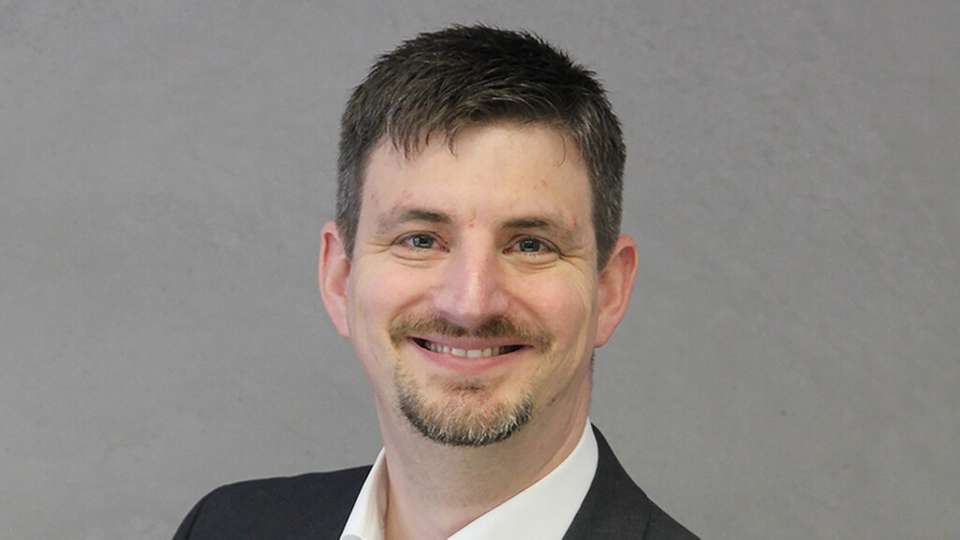 Ingo Kaiser studierte Ingenieurswissenschaften und promovierte am Heinz Nixdorf Institut der Universität Paderborn. Er arbeitete 16 Jahre lang in der Industrie (Miele, Weidmüller), wo er für die Entwicklung und erfolgreiche Markteinführung digitaler Geschäftsmodelle verantwortlich war. Seit 2023 arbeitet er als Technischer Leiter bei AGW Elektrotechnik bei Osnabrück, einem breit aufgestellten Errichter für Elektro-Installationen, Sicherheitstechnik und Gebäudeautomation mit eigenem Schaltanlagenbau und circa 170 Mitarbeitenden. Ingo Kaiser hat es sich zur Aufgabe gemacht, Industrie-geprägte Prozesse und Denkweisen ins traditionelle Handwerk zu bringen, um Fachkräftemangel durch Effizienz zu begegnen.