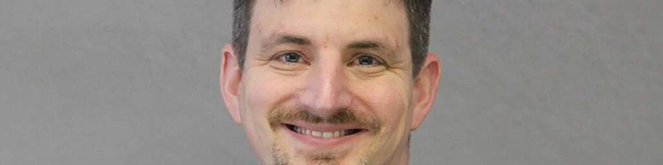 Ingo Kaiser studierte Ingenieurswissenschaften und promovierte am Heinz Nixdorf Institut der Universität Paderborn. Er arbeitete 16 Jahre lang in der Industrie (Miele, Weidmüller), wo er für die Entwicklung und erfolgreiche Markteinführung digitaler Geschäftsmodelle verantwortlich war. Seit 2023 arbeitet er als Technischer Leiter bei AGW Elektrotechnik bei Osnabrück, einem breit aufgestellten Errichter für Elektro-Installationen, Sicherheitstechnik und Gebäudeautomation mit eigenem Schaltanlagenbau und circa 170 Mitarbeitenden. Ingo Kaiser hat es sich zur Aufgabe gemacht, Industrie-geprägte Prozesse und Denkweisen ins traditionelle Handwerk zu bringen, um Fachkräftemangel durch Effizienz zu begegnen.