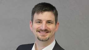 Wenn der Mittelstand neu denkt – und alle mitspielen Ingo Kaiser studierte Ingenieurswissenschaften und promovierte am Heinz Nixdorf Institut der Universität Paderborn. Er arbeitete 16 Jahre lang in der Industrie (Miele, Weidmüller), wo er für die Entwicklung und erfolgreiche Markteinführung digitaler Geschäftsmodelle verantwortlich war. Seit 2023 arbeitet er als Technischer Leiter bei AGW Elektrotechnik bei Osnabrück, einem breit aufgestellten Errichter für Elektro-Installationen, Sicherheitstechnik und Gebäudeautomation mit eigenem Schaltanlagenbau und circa 170 Mitarbeitenden. Ingo Kaiser hat es sich zur Aufgabe gemacht, Industrie-geprägte Prozesse und Denkweisen ins traditionelle Handwerk zu bringen, um Fachkräftemangel durch Effizienz zu begegnen.