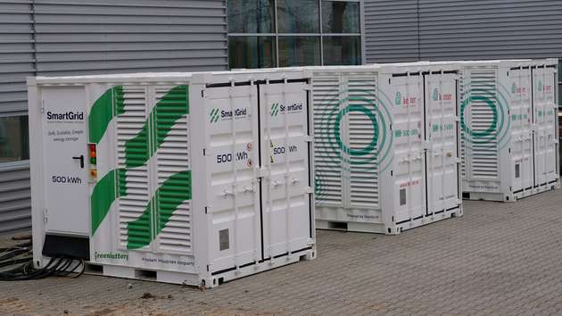 Ein SmartGrid-Batteriespeichersystem in einem 10-Fuß-Container: Ein vollständig geladenes SmartGrid-500-kWh-Batteriesystem kann genug sauberen Strom für 15 vollständige Ladezyklen eines kleinen Baggers liefern.