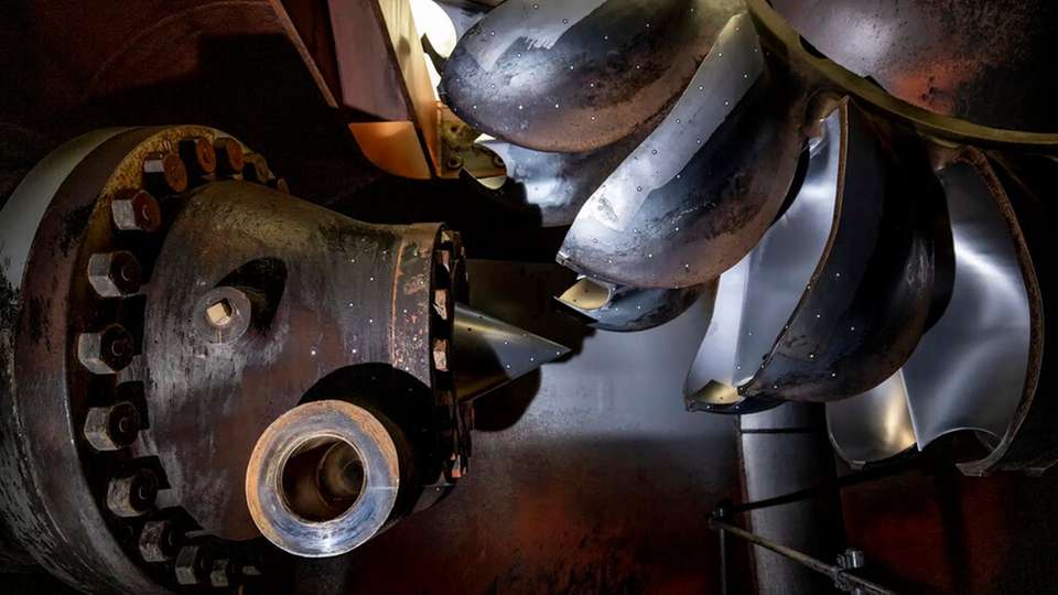 In Wasserkraftwerken regulieren über einen Servomotor bewegbare Düsennadeln den Wasserzufluss auf ein Laufrad.