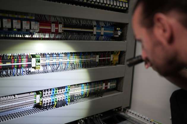 Batteriespeicher in Gebäuden unterliegen zusammen mit der elektrischen Anlage zahlreichen berufsgenossenschaftlichen und versicherungsrechtlichen Prüfpflichten.