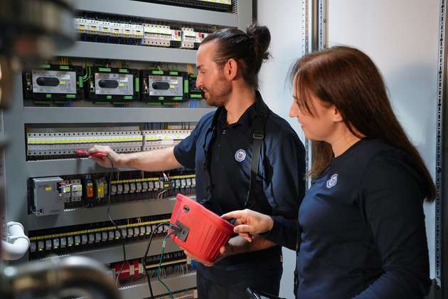 Regelmäßiges Überprüfen der Sicherheit und Leistungsfähigkeit über die gesamte Lebensdauer eines Batteriespeichers.